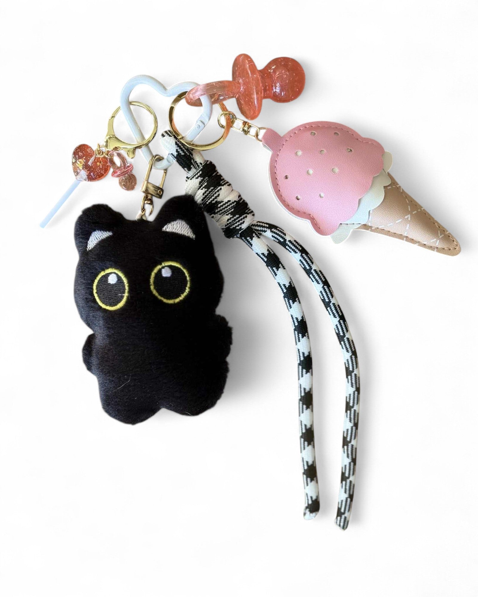 Grigri chat noir et sa tétine rose