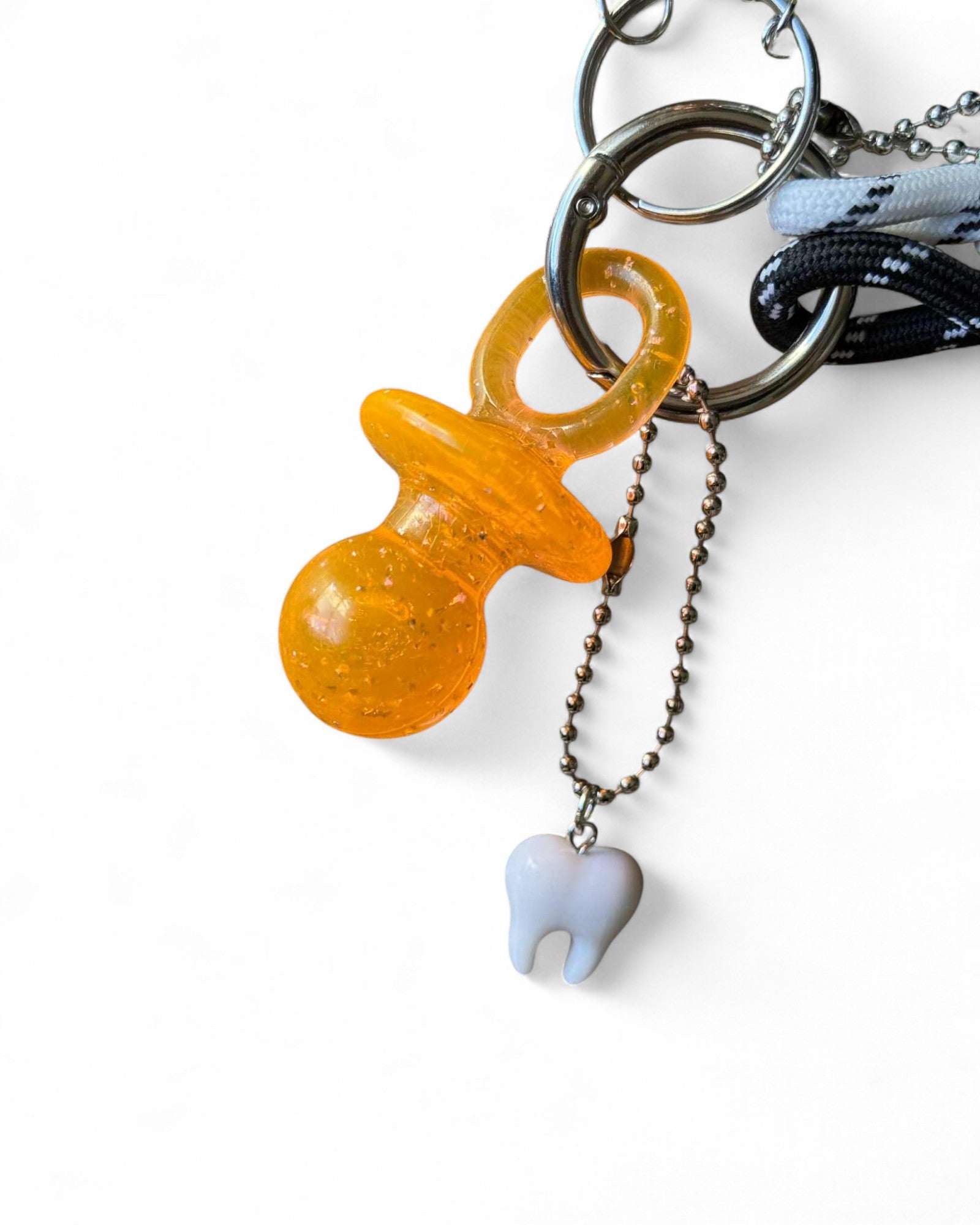 Grigri chat noir et sa tétine orange