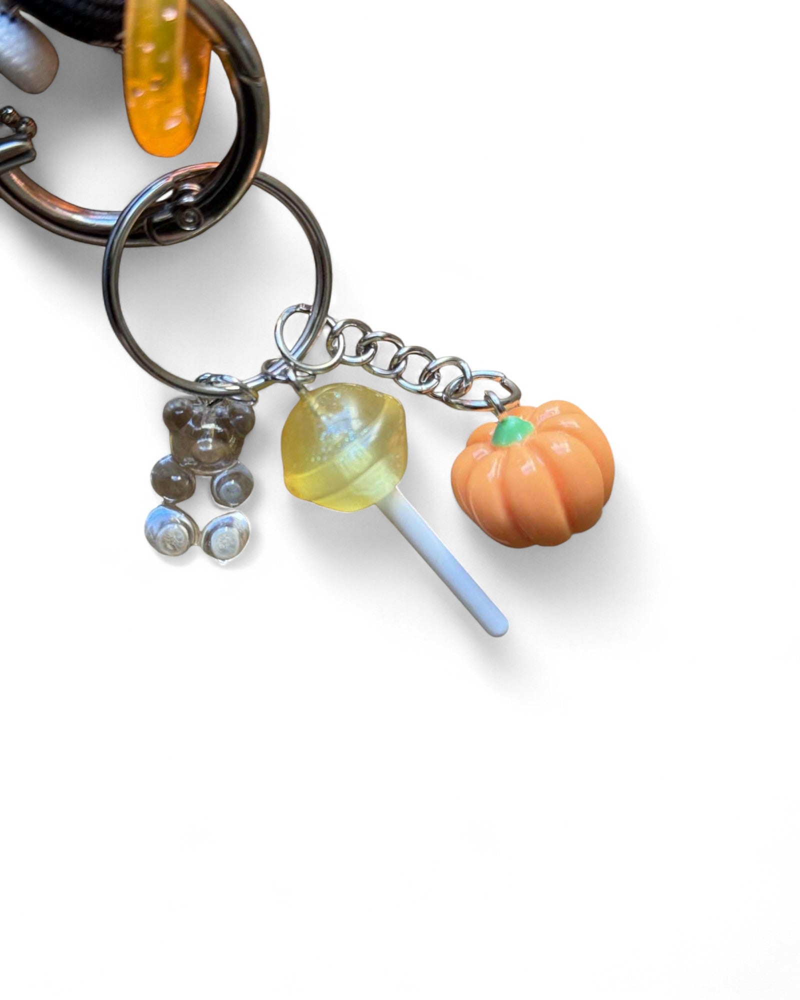 Grigri chat noir et sa tétine orange