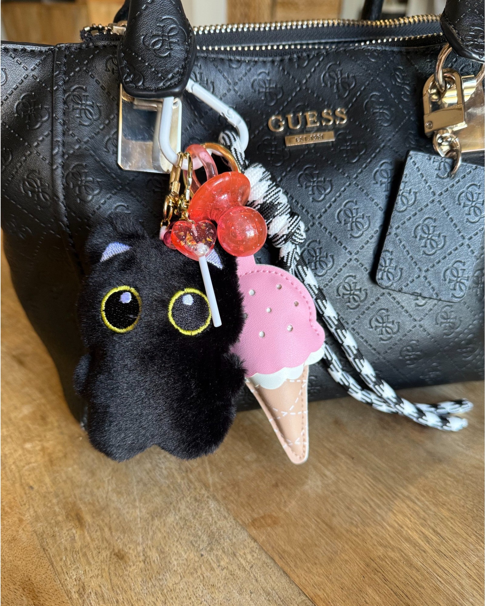 Grigri chat noir et sa tétine rose