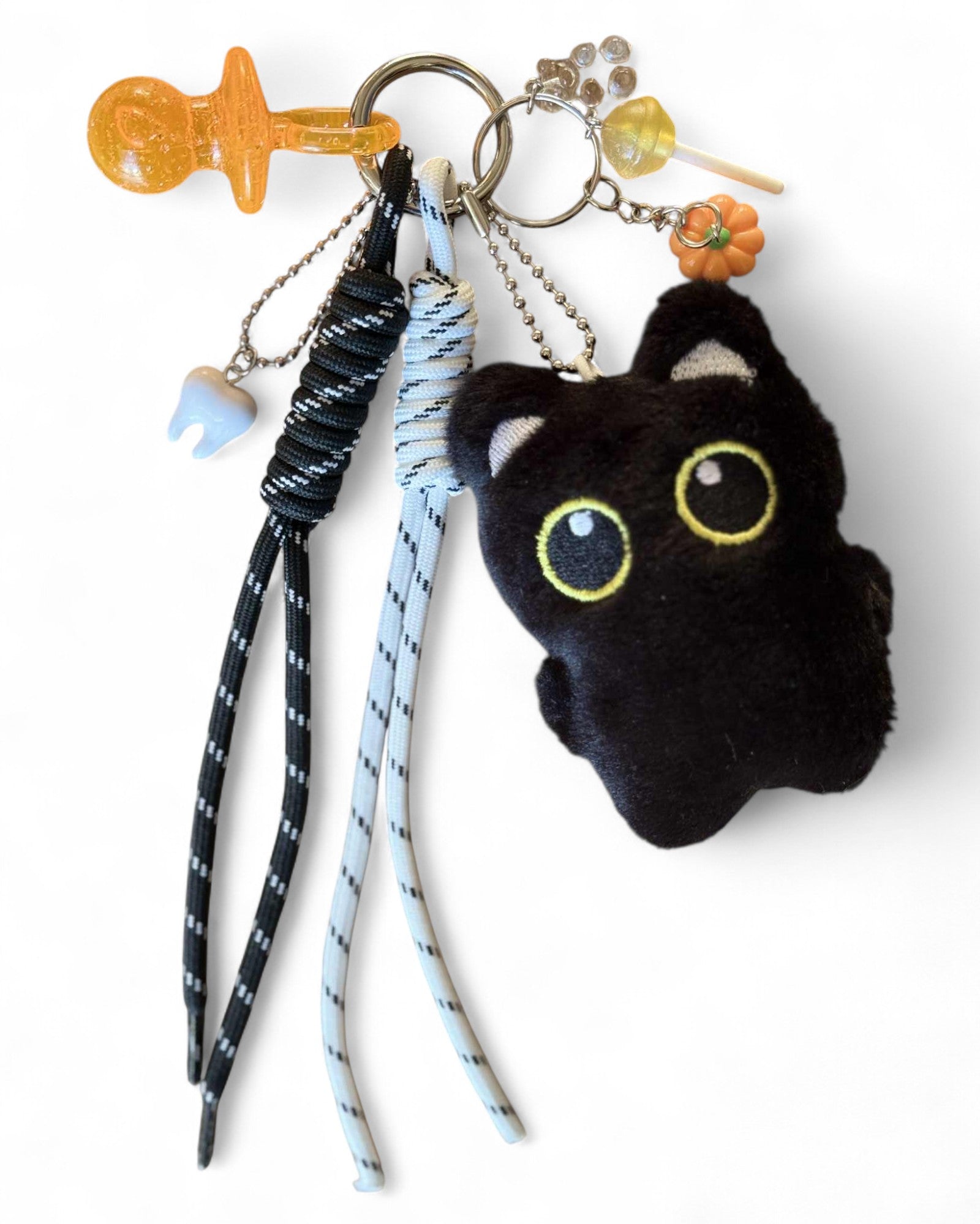 Grigri chat noir et sa tétine orange